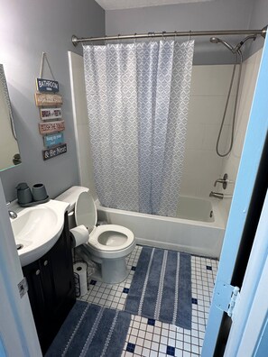 Bathroom - Family-Friendly 4BR Pocono Lake Getaway with Pool & Fireplace (Pocono Lake)