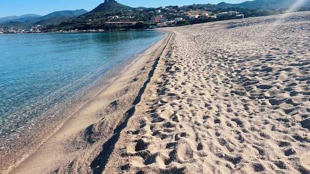A beach with clear water, a sandy shore, and a mountain in the background. - Perfect for couples—just a 3-minute walk from Liscia Beach. Pets allowed. (Calcatoggio)