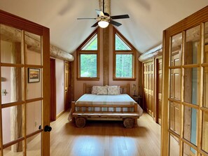 6 bedrooms, free WiFi, bed sheets - Scenic Rangeley Log Home with 3+ Private Acres, 3,200+sf, Views & Lake Access!! (Rangeley)