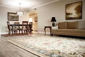 Smart TV - Cozy 1-bedroom condo in convenient to all things Columbia, SC (Columbia)