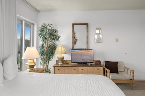 Room - King Beds, Fireplace and Kitchen Family Suite for 6 - Pool and Hot Tub! (Ocean Shores)