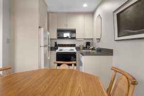 Fridge, microwave, oven, stovetop - King Beds, Fireplace and Kitchen Family Suite for 6 - Pool and Hot Tub! (Ocean Shores)