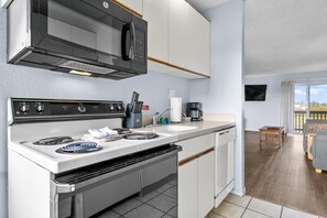 Wasserkocher mit Kaffee-/Teezubehör, Kühlschrank, Mikrowelle, Ofen