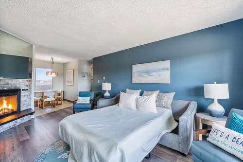 Family Suite For 6 - Pool and Hot Tub Access!
