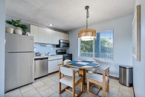 Private kitchen - Family Suite For 6 - Pool and Hot Tub Access! (Ocean Shores)