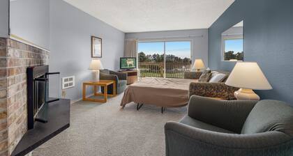 Fireplace Family Suite for 6 with Kitchen - Pool and Hot Tub!