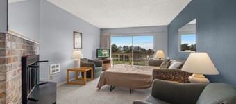 Fireplace Family Suite for 6 with Kitchen - Pool and Hot Tub!