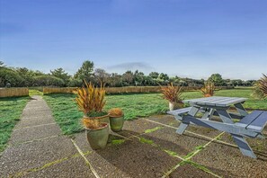 Outdoor dining - Ocean View Studio with Fireplace, Kitchen, Pool! (Ocean Shores)
