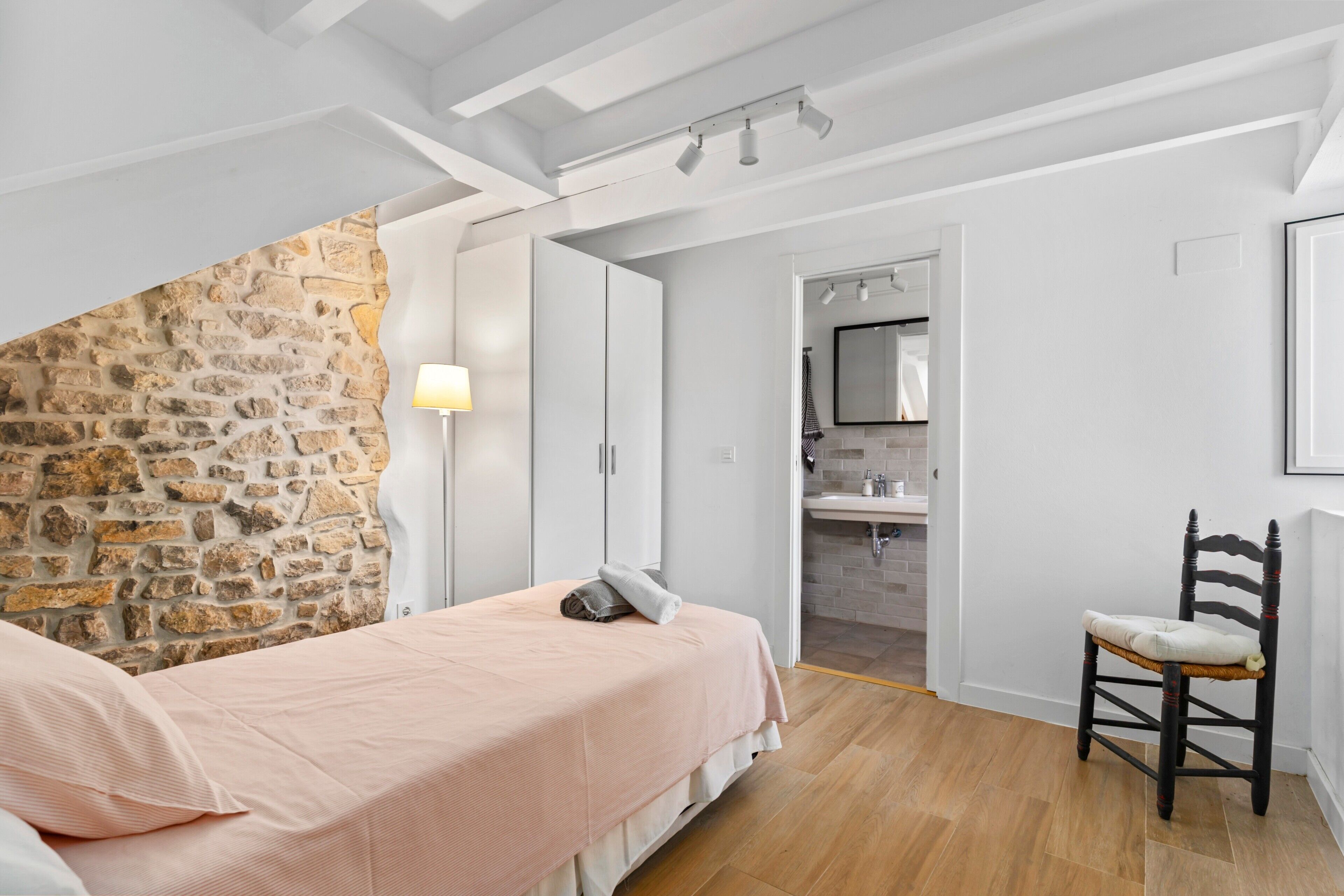 4 dormitorios, tabla de planchar con plancha, wifi y ropa de cama