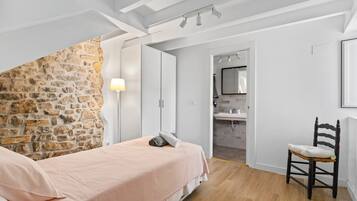 4 dormitorios, tabla de planchar con plancha, wifi y ropa de cama