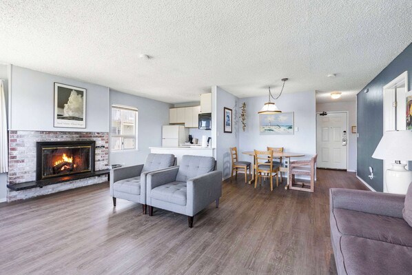 Living area - Pet-Friendly Family Fireplace Suite - Kitchen - Pool and Hot Tub! (Ocean Shores)