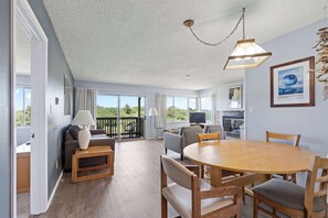 Interior - Pet-Friendly Family Fireplace Suite - Kitchen - Pool and Hot Tub! (Ocean Shores)