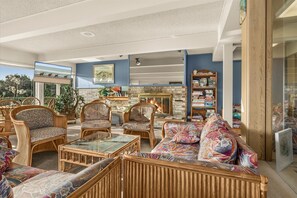 Interior - Pet-Friendly Family Fireplace Suite - Kitchen - Pool and Hot Tub! (Ocean Shores)