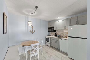Private kitchen - Pet-Friendly Suite For 6 - Pool & Hot Tub Access! (Ocean Shores)