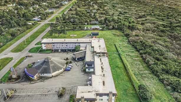 Exterior - Family Suite for 6 with Fireplace and Kitchen - Pool and Hot Tub! (Ocean Shores)