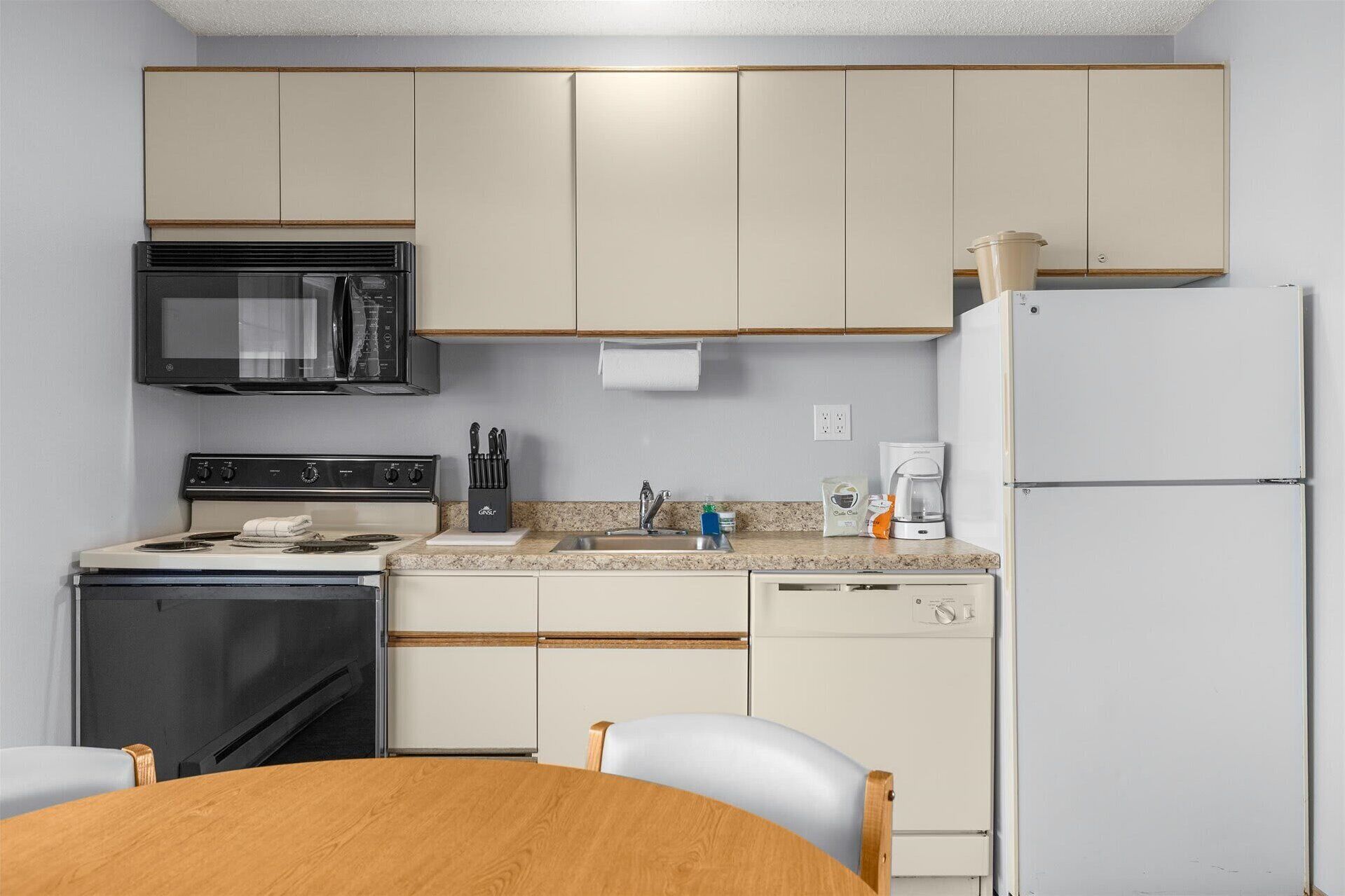 Coffee/tea maker, fridge, microwave, oven