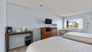 Room - Studio Ground Floor Condo for 4 - Pool & Hot Tub! (Ocean Shores)