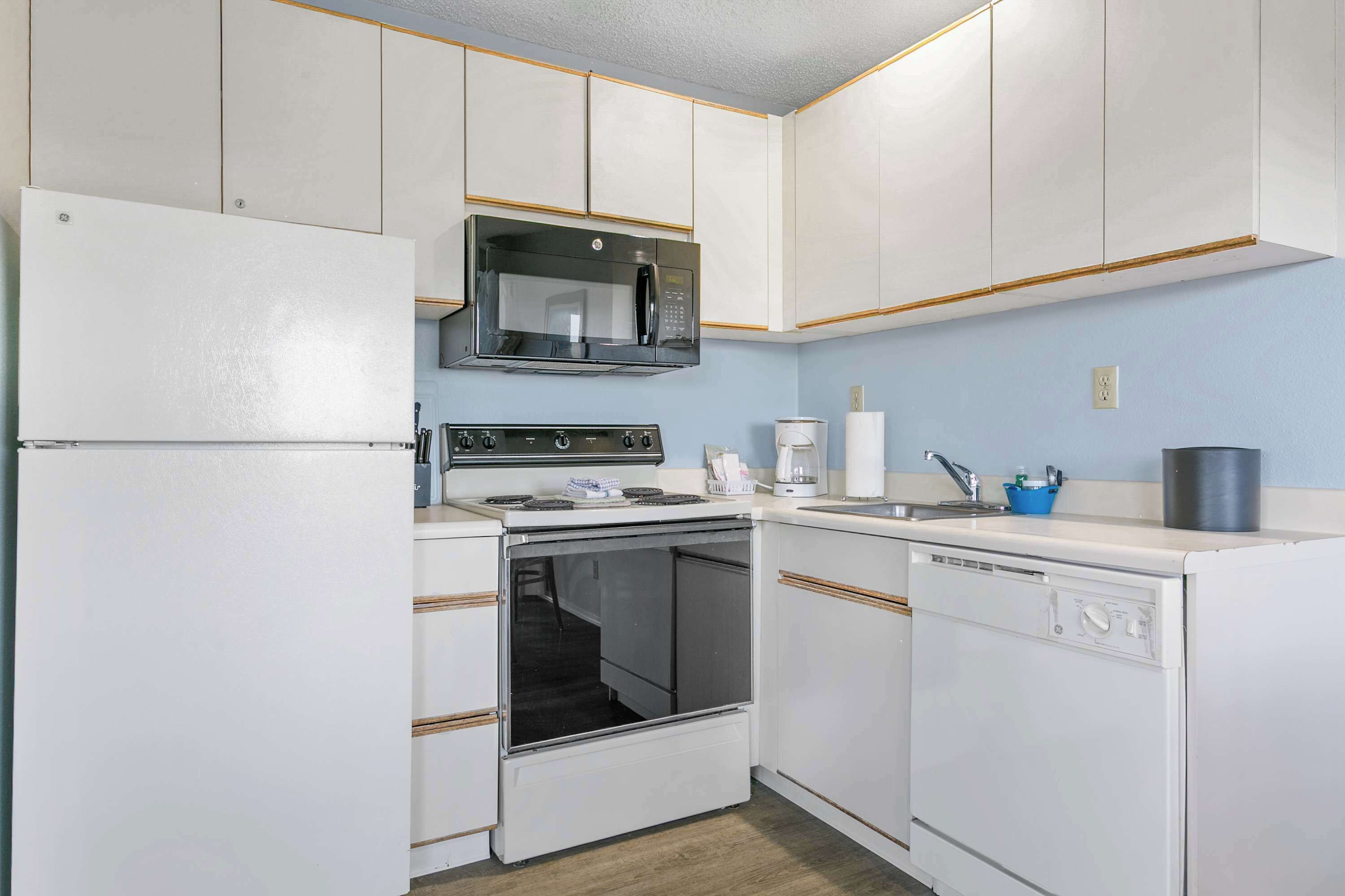 Coffee/tea maker, fridge, microwave, oven