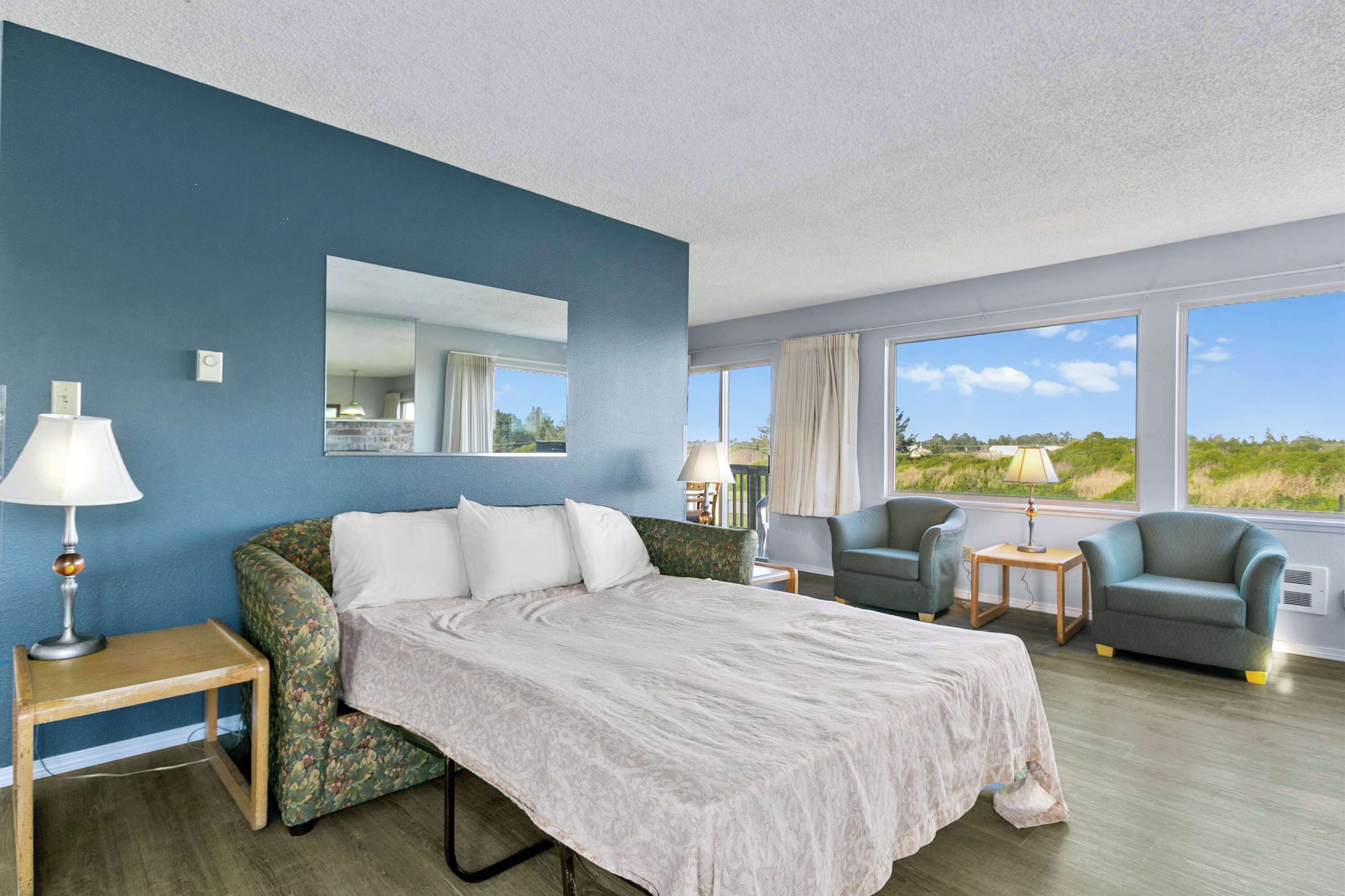 Iron/ironing board, WiFi, bed sheets