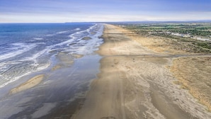 Beach - Ocean View, Pet-Friendly 1-Bedroom Family Suite - Pool and Hot Tub! (Ocean Shores)