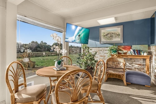 Ocean View Family Suite for 6 with Fireplace - Pool and Hot Tub!