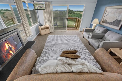 Ocean View Family Suite with Kitchen - Sleeps 8 - Pool and Hot Tub!