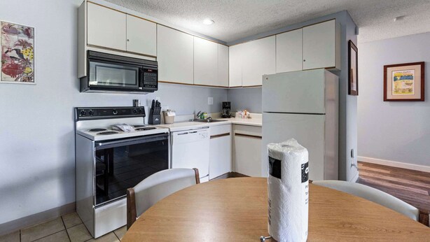 Coffee/tea maker, fridge, microwave, oven - Pet Friendly Suite with Patio - Pool and Hot Tub! (Ocean Shores)