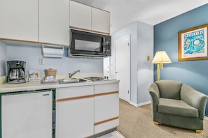 Private kitchen - Pet Friendly Condo with King Bed and Kitchenette (Ocean Shores)