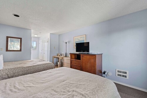 Ground Floor Studio - Two Queen Beds - Pool Access