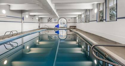 Ground Floor Studio - Two Queen Beds - Pool Access