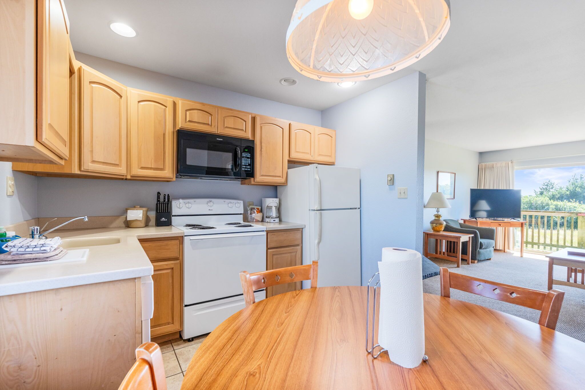 Coffee/tea maker, fridge, microwave, oven