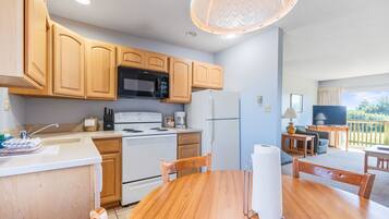 Coffee/tea maker, fridge, microwave, oven