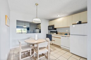 Wasserkocher mit Kaffee-/Teezubehör, Kühlschrank, Mikrowelle, Ofen
