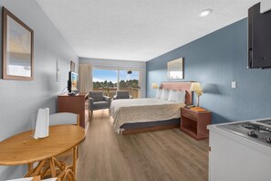 Room - Queen Bed Studio with Kitchenette - Pool and Hot Tub! (Ocean Shores)