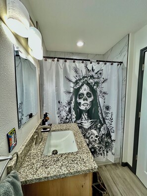 Haartrockner, Handtücher, Seife, Toilettenpapier