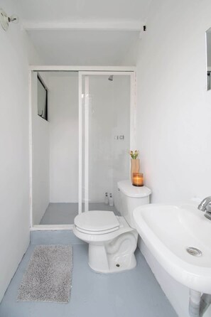 Et moderne badeværelse med toilet, bidet og badekar.
