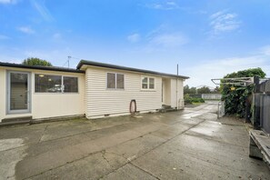 Exterior - Sundown on Grove - Martinborough Holiday Home (Martinborough)