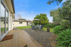 Outdoor dining - Sundown on Grove - Martinborough Holiday Home (Martinborough)