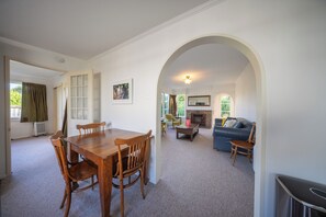 Living area - Short Walk to Lake and Shops - The Green House (Te Anau)