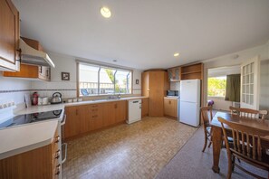 Kühlschrank, Mikrowelle, Geschirrspüler, Toaster