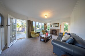 Living area - Short Walk to Lake and Shops - The Green House (Te Anau)