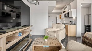 Een moderne woonkamer met een bank, een salontafel en een televisie.