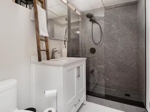 Dusche, Haartrockner, Handtücher, Seife