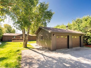 Exterior - Lake Scugog Waterfront Cottage | Hot Tub, Firepit & Pool Table (Little Britain)