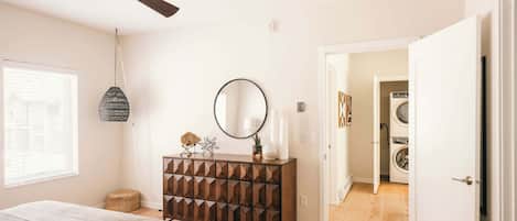 Tabla de planchar con plancha, wifi gratis y ropa de cama