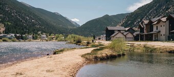 The Hollyhock Hideaway | Close to Slopes