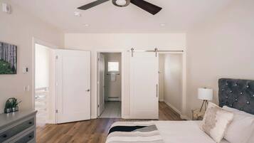 Tabla de planchar con plancha, wifi gratis y ropa de cama