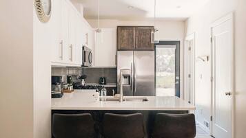 Coffee/tea maker, fridge, microwave, oven