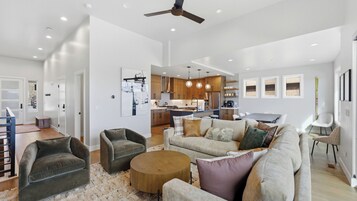 House (5 Bedrooms) | Interior