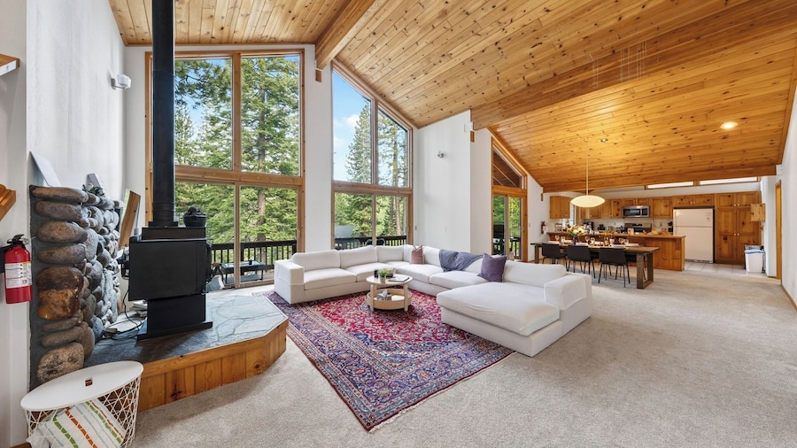 Bear's Lair by Avantstay Forest Views + Decks Truckee + Lake Tahoe
